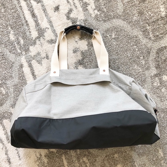 NWT Insecure x HBO Cutter & Buck Two Toned Lt. Grey and Black Weekend Duffel Bag - Picture 8 of 8